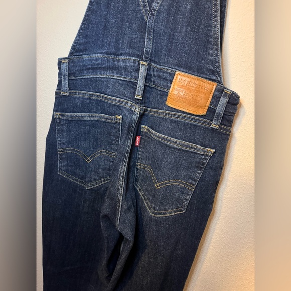 Levi's women's skinny denim overalls in dark denim - Picture 5 of 7